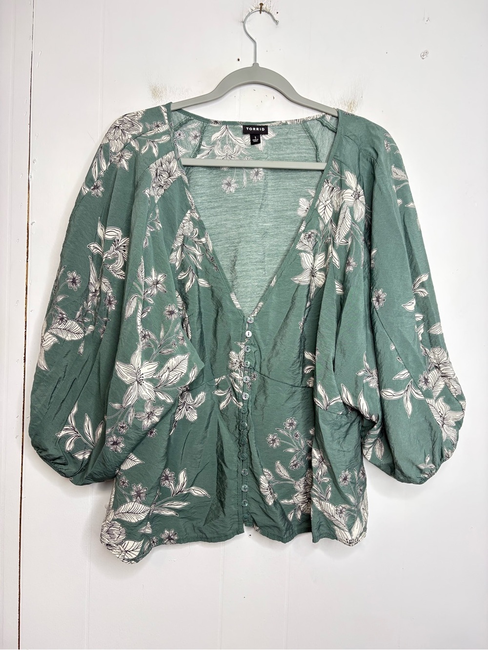 Torrid Top Womens 1X Popover V Neck Balloon Sleeve Floral Button Front Peplum